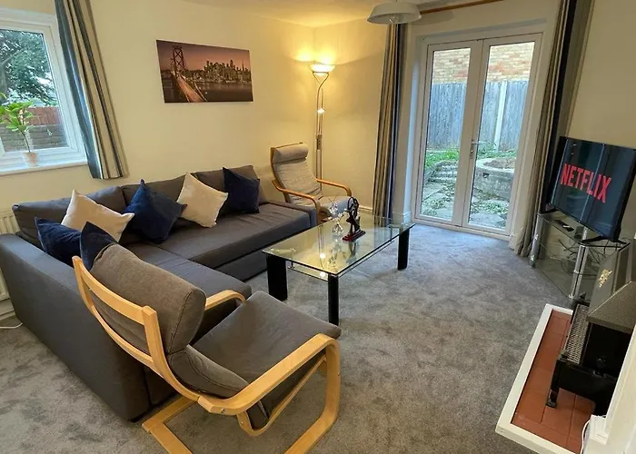 3-Bedroom Home With Free Parking